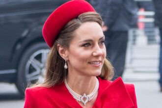 Kate Middleton onora la principessa Diana con il look day