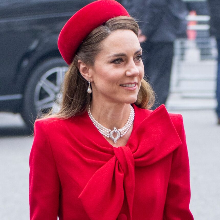 Kate Middleton onora la principessa Diana con il look day