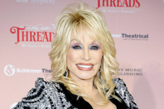 Dolly Parton fornisce un aggiornamento su come sta affrontando la morte del marito Carl Dean: "È un grande aggiustamento"