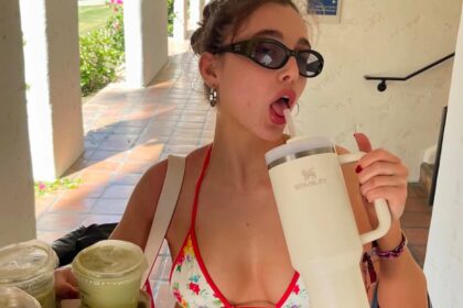 Emma Chamberlain Hot scatti per festeggiare il suo 24 ° compleanno!