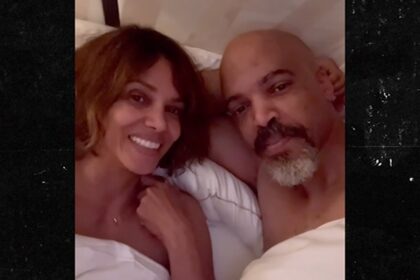 Halle Berry si rannicchia per Van Hunt a letto per la festa della mamma, spettacoli video