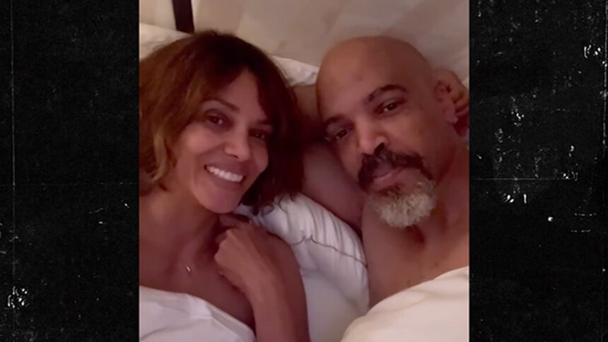 Halle Berry si rannicchia per Van Hunt a letto per la festa della mamma, spettacoli video