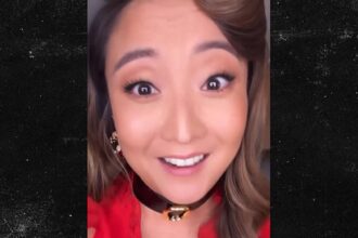Ashley Park ha sbattuto per ridere di Papa News mentre girava "Emily a Paris"