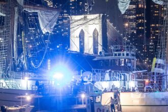 La barca della marina messicana si schianta contro il ponte di Brooklyn, in video