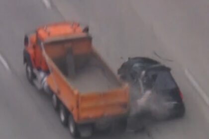 L'inseguimento della polizia di LA ad alta velocità termina in un raccapricciante incidente in autostrada, in video