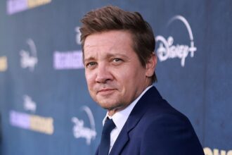 Jeremy Renner "incazzato" è sopravvissuto all'incidente di spazzaneve