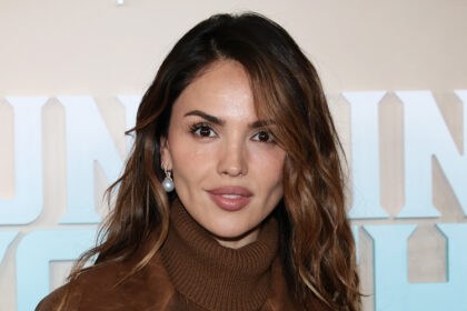 Eiza Gonzalez riflette sui media che la chiamano "grasso" e "brutta" come attrice adolescente: "Rimane con te per sempre"