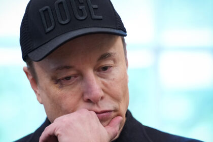 Elon Musk visto con Black Eye alla Conferenza stampa della Casa Bianca, lo incolpa di un figlio di 5 anni