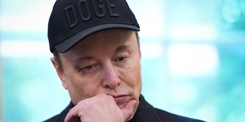 Elon Musk visto con Black Eye alla Conferenza stampa della Casa Bianca, lo incolpa di un figlio di 5 anni