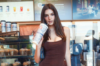 Emily Ratajkowski aiuta a lanciare la prima casa da tè di punta di Chagee a Westfield Century City