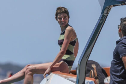 Emma Corrin ha individuato assorbire il sole durante il giorno della barca di Ibiza