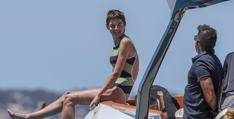 Emma Corrin ha individuato assorbire il sole durante il giorno della barca di Ibiza