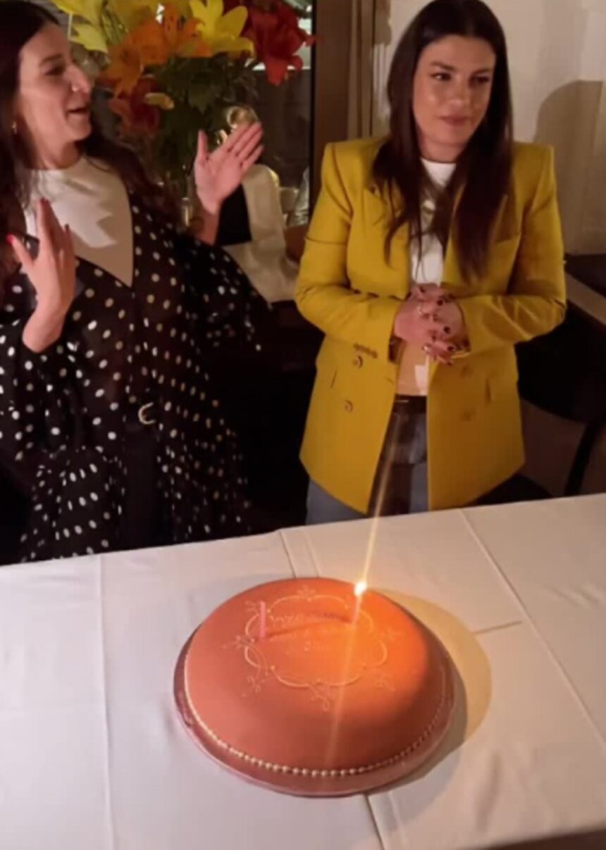 Emma Marrone festeggia 41 anni: spegne una candelina sulla torta con l'amica allo scoccare della mezzanotte, poi a pranzo con Olly, guarda - Gossip.it
