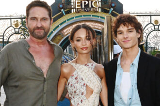 Gerard Butler, Nico Parker e Mason Tamigi ritornano per Epic Universe Grand Opertura - Bowen Yang, Chloe Fineman, Jojo Siwa e altri partecipanti!