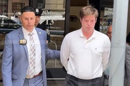 Crypto Torture Sospect William Duplessie Poker-facciata da poker durante la passeggiata di New York perp