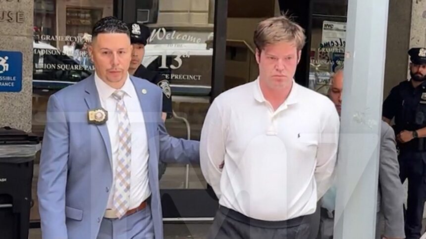 Crypto Torture Sospect William Duplessie Poker-facciata da poker durante la passeggiata di New York perp
