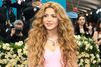Met Gala 2025: Shakira rivela la gravidanza di Rihanna