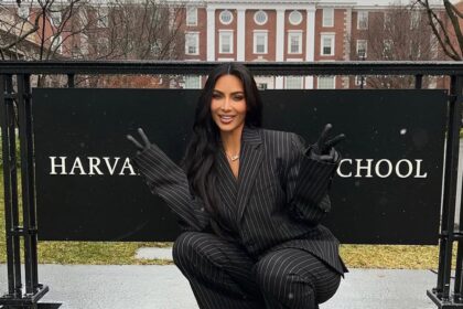 Kim Kardashian's Kids Dress come Robert Kardashian alla laurea in giurisprudenza