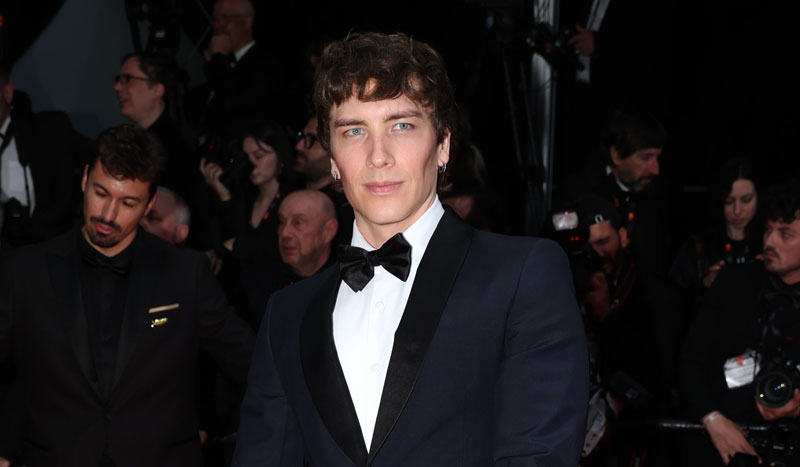 Cody Fern torna sul tappeto rosso a Cannes 2025 dopo aver annunciato il suo debutto alla regia