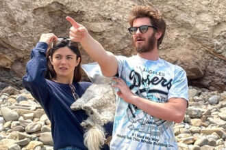 Coppia carina Andrew Garfield e Monica Barbaro avvistate alla spiaggia il Memorial Day