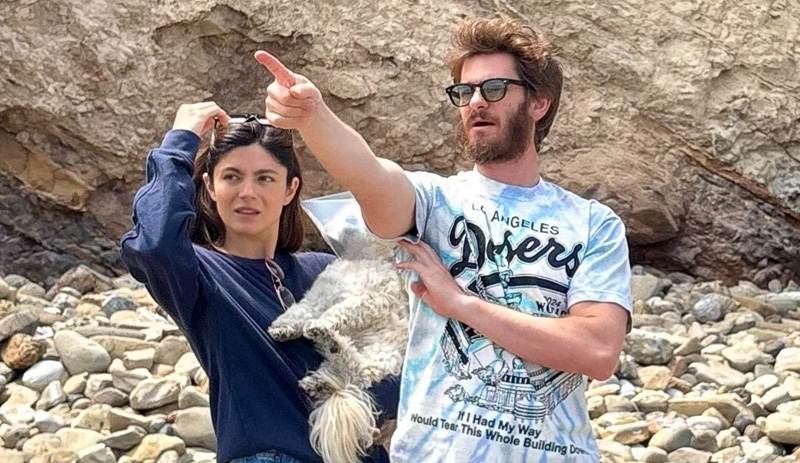 Coppia carina Andrew Garfield e Monica Barbaro avvistate alla spiaggia il Memorial Day