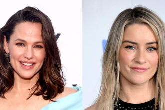 Jennifer Garner si unisce alla produzione di team di '13 che fa il musical da 30 ', rave sul piombo Lucie Jones