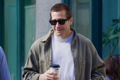 Jake Gyllenhaal afferra il caffè mentre fuori a piedi il suo cane a New York
