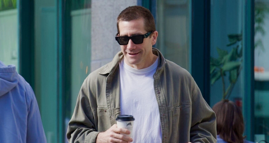 Jake Gyllenhaal afferra il caffè mentre fuori a piedi il suo cane a New York