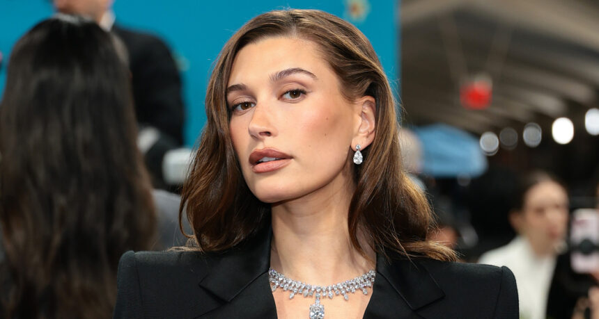 Il Rhode Skincare di Hailey Bieber vende alla bellezza degli elfi per $ 1 miliardo, i suoi nuovi ruoli hanno rivelato