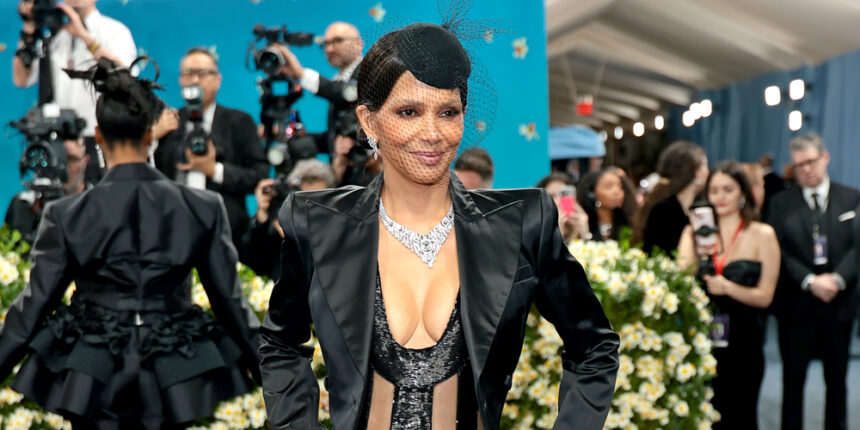Halle Berry indossa uno sguardo audace a Met Gala 2025, 8 anni dopo la sua ultima apparizione all'evento!