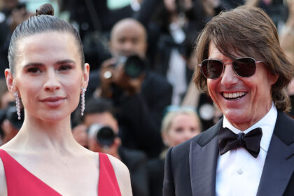 Hayley Atwell condivide il motivo per cui si è scusata con la co-protagonista di "Mission Impossible" Tom Cruise per conto dei suoi cani