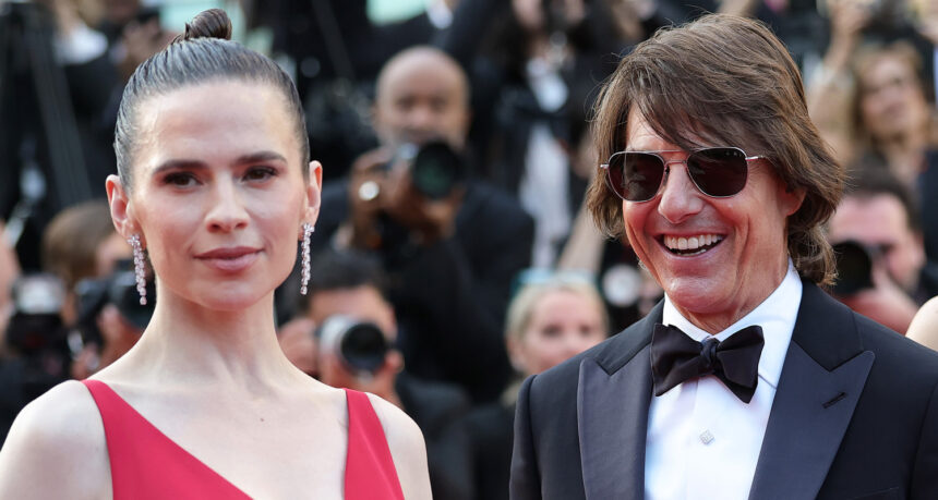 Hayley Atwell condivide il motivo per cui si è scusata con la co-protagonista di "Mission Impossible" Tom Cruise per conto dei suoi cani