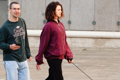 Margaret Qualley e il marito Jack Antonoff camminano insieme il loro cane in Italia!