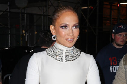 Jennifer Lopez si trasforma in un abito bianco chic per la celebrazione del 98 ° compleanno di John Kander After-party
