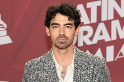 Joe Jonas fornisce dettagli sull'andare in terapia durante il tempo "oscuro" nella sua vita