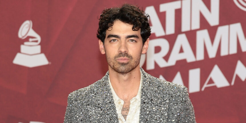 Joe Jonas fornisce dettagli sull'andare in terapia durante il tempo "oscuro" nella sua vita