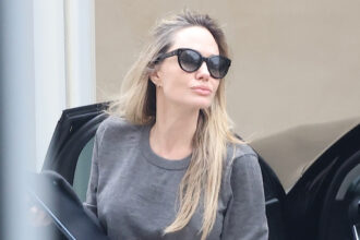 Angelina Jolie arriva al ristorante Cara per la riunione a pranzo a Los Angeles