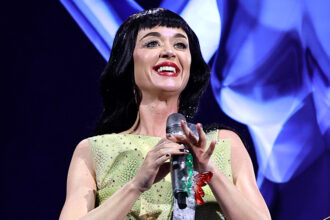 Katy Perry reagisce alle tendenze di Tiktok che deridano il suo canto in "Pensando a te"