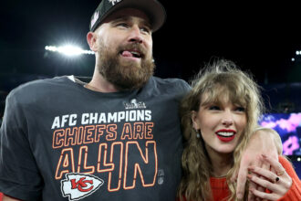 Travis Kelce spiega perché ha ritirato l'offerta per la chitarra Taylor Swift