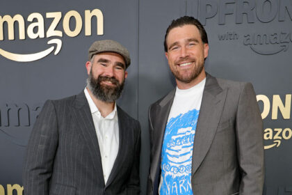 Travis Kelce e Jason Kelce hanno colpito il tappeto rosso insieme agli Amazon Usfronts dopo la festa della mamma a Filadelfia