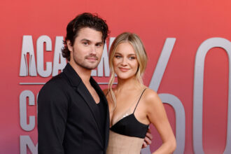 Kelsea Ballerini porta il fidanzato Chase Stokes come appuntamento ai premi ACM 2025