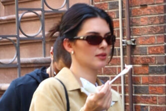 Kendall Jenner prende il gelato durante il giorno fuori a New York con gli amici