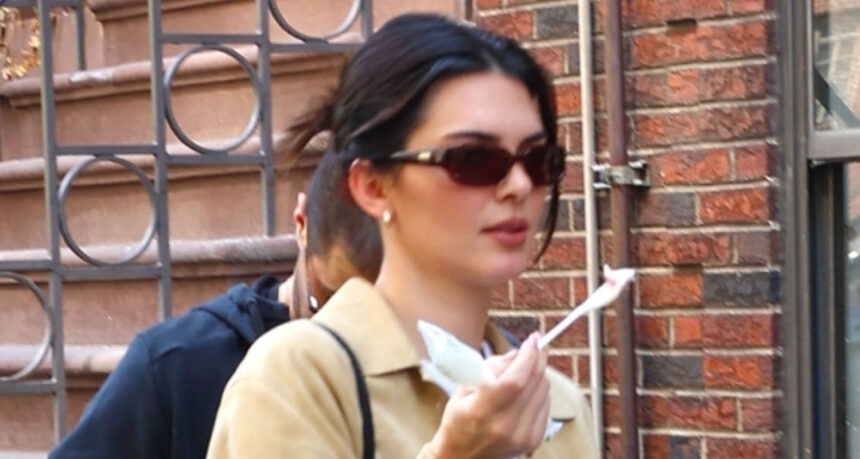 Kendall Jenner prende il gelato durante il giorno fuori a New York con gli amici