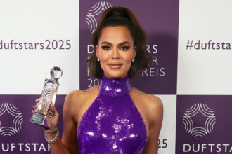 Khloe Kardashian si stordisce in abito viola mentre è onorata ai tedeschi dei profumi 2025 in Germania!