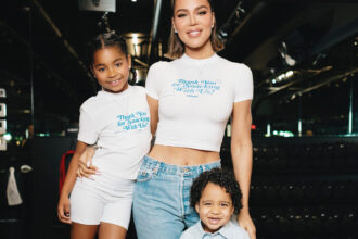Khloe Kardashian è affiancato da Kids True & Tatum a Khloud Protein Popcorn Launch Events!