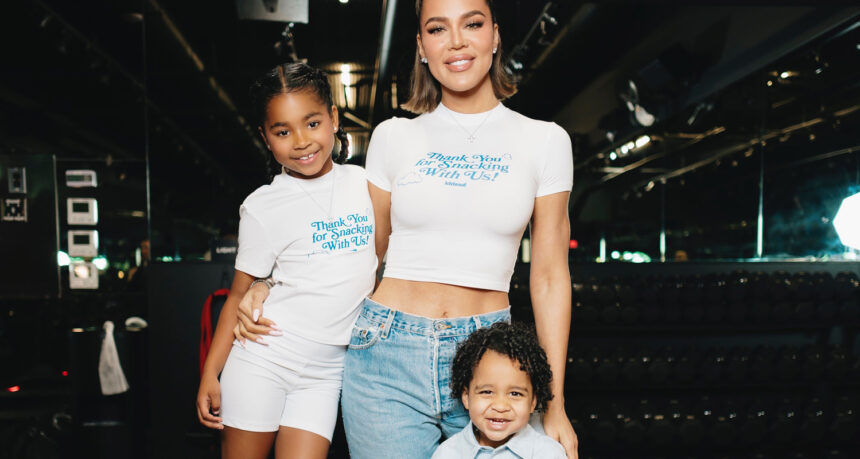 Khloe Kardashian è affiancato da Kids True & Tatum a Khloud Protein Popcorn Launch Events!