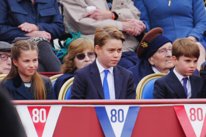 Prince George, Princess Charlotte e Prince Louis fanno una rara apparizione insieme all'evento di VE Day con i loro genitori