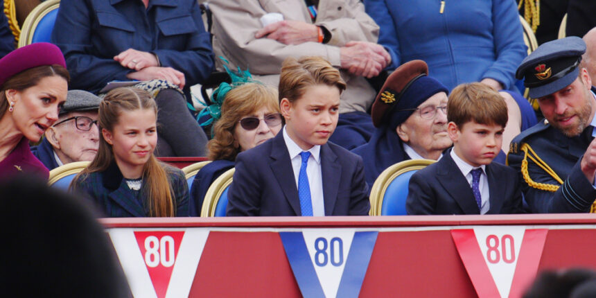 Prince George, Princess Charlotte e Prince Louis fanno una rara apparizione insieme all'evento di VE Day con i loro genitori