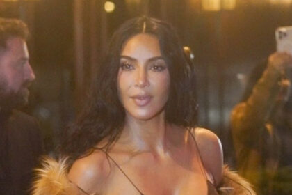 Kim Kardashian diventa glam per cena a Parigi dopo aver testimoniato nel caso di rapina per le armi da fuoco