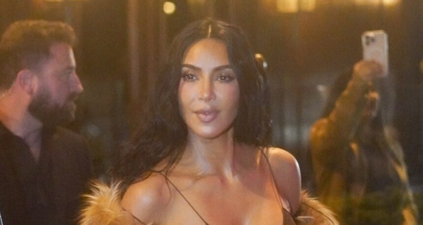 Kim Kardashian diventa glam per cena a Parigi dopo aver testimoniato nel caso di rapina per le armi da fuoco